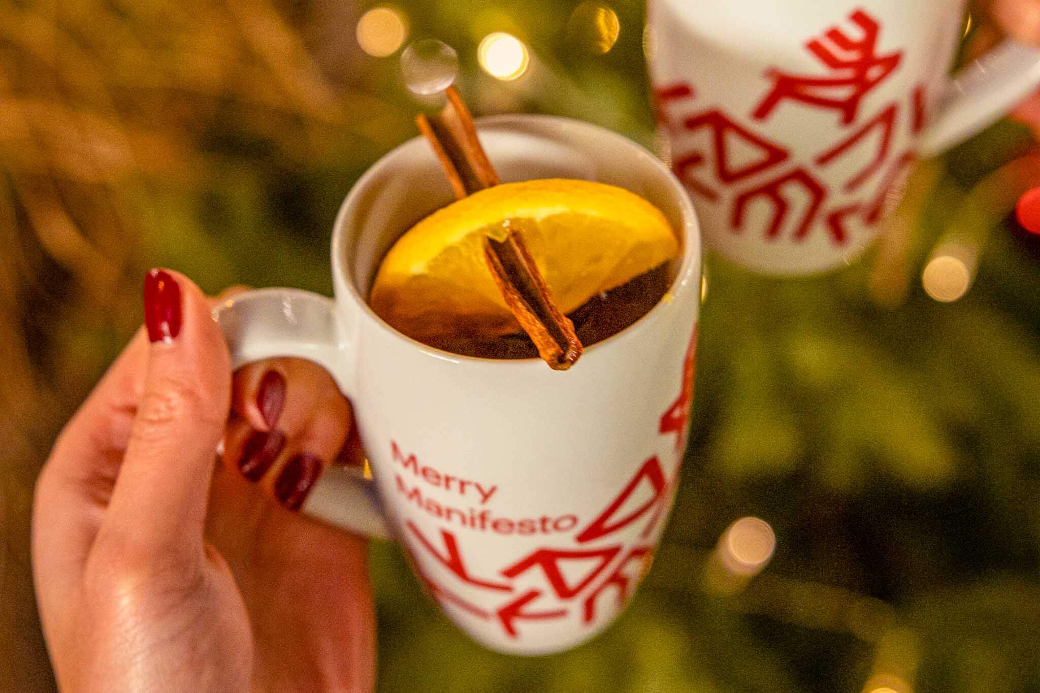 Weihnachten an der SOOT Bar im Manifesto: Fröhlicher Glühwein & andere festliche Specials neu aufgelegt!