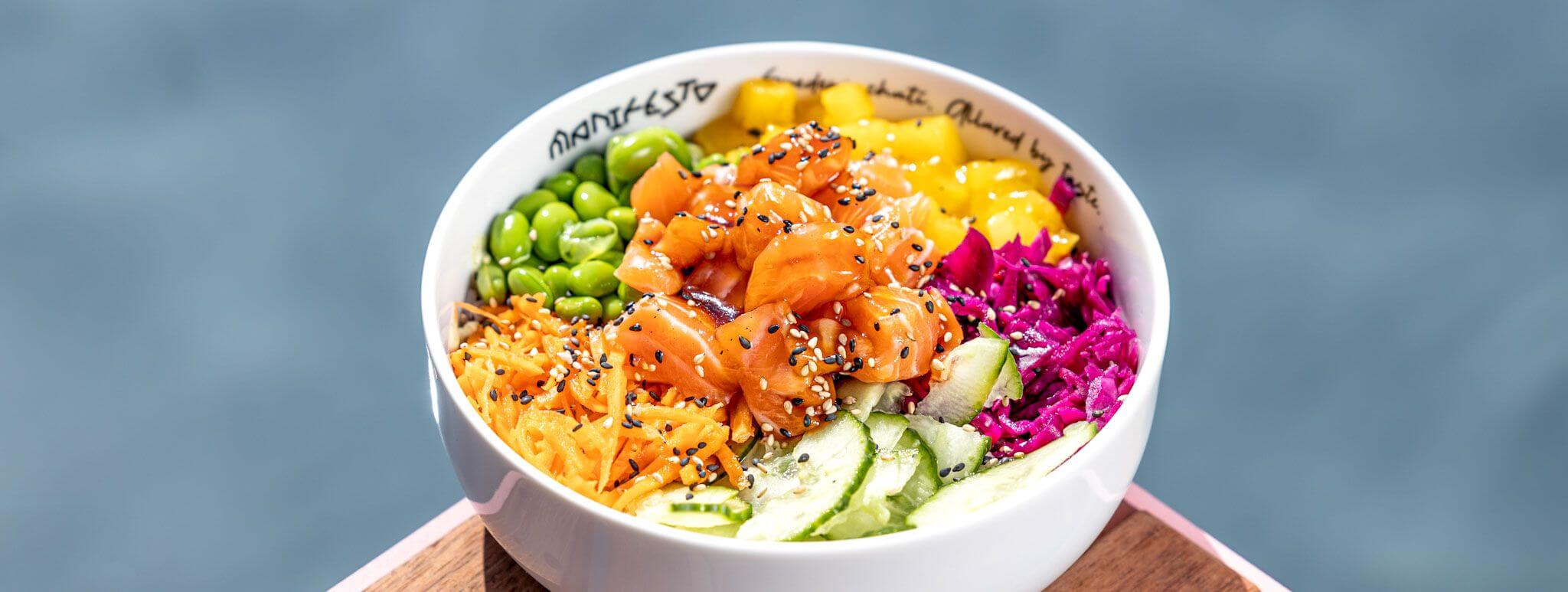 Poke Bowls v Praze: Chuck Norris jídla na Manifesto Anděl